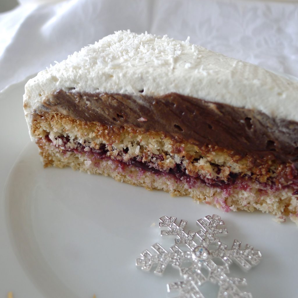 Kokosová torta s čokoládovým krémom a so šľahačkou