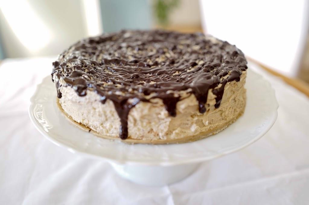Orechová torta so sušenými slivkami a čokoládou