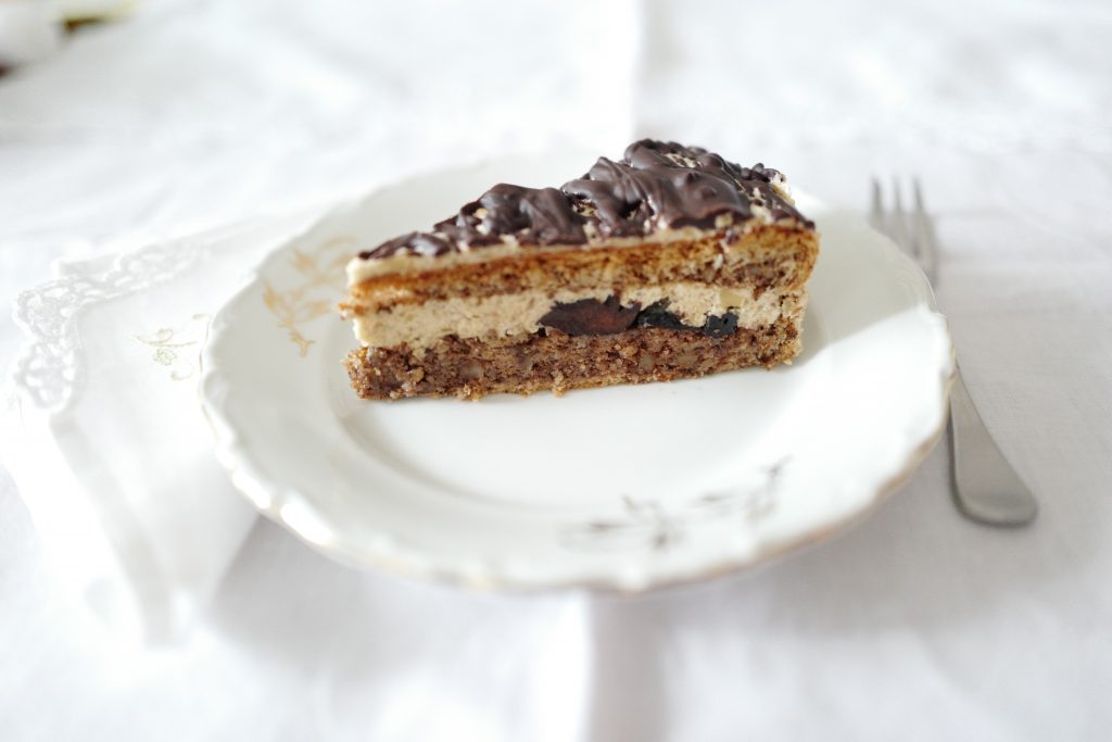 Orechová torta so sušenými slivkami a čokoládou
