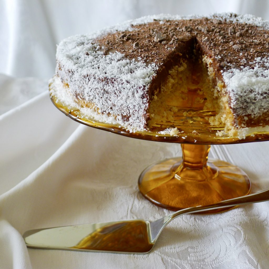 Kokosová torta s čokoládovým krémom a so šľahačkou